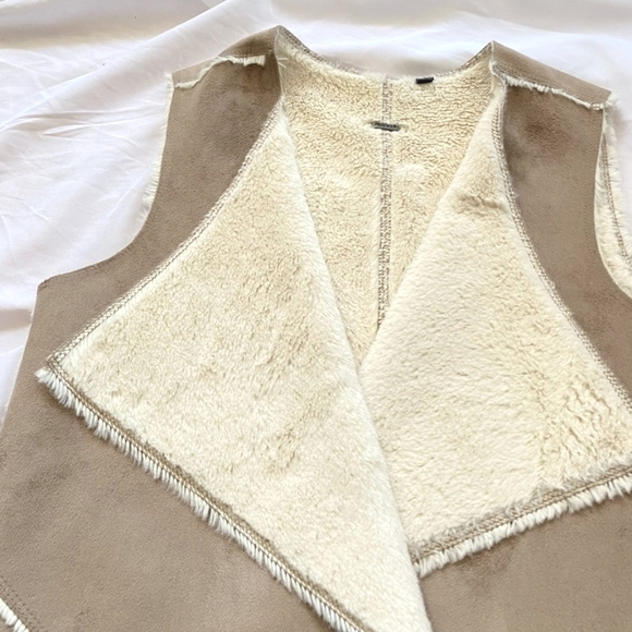 NWOT Guess Faux Sherpa Reversible Vest - Picture 2 of 15